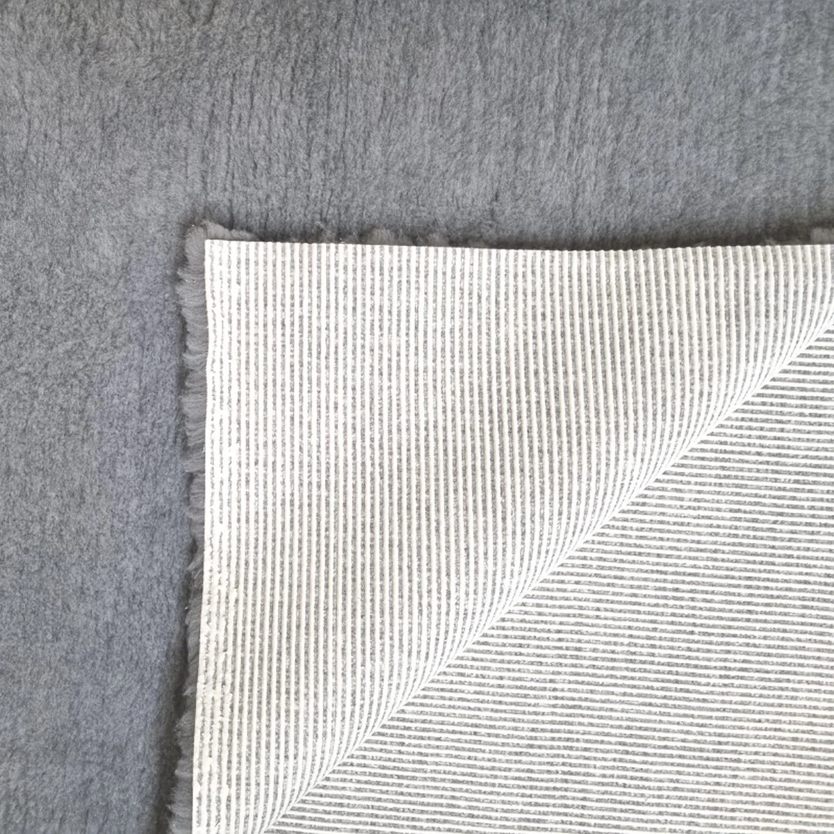 Vetbed Grijs Effen - Antislip Hondenmat - Hondenbed - Hondenmatras - Benchmat - 100 X 75 CM - Machine Wasbaar 5 Vetbed Grijs Effen - Antislip Hondenmat - Hondenbed - Hondenmatras - Benchmat - 100 X 75 CM - Machine Wasbaar - Afbeelding 3