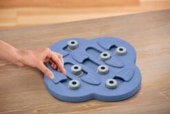 Nina Ottosson Dog Hide N Slide Composiet 33x33x5 Cm 14 Nina Ottosson Dog Hide N Slide Composiet 33x33x5 Cm -Hondenspeelgoed Winkel 1200x800 51