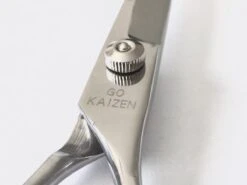 Professionele Hondenscharen Set - Extra Veilige Grooming Set - Trimscharen Voor Honden - Knipschaar - Effileerschaar / Uitdunschaar - Gebogen Schaar Met Ronde Punt - Precisieschaar - Hondenverzorging - Inclusief Kam, 2 Haarclips En Luxe Opbergdoos -Hondenspeelgoed Winkel 1200x899 4