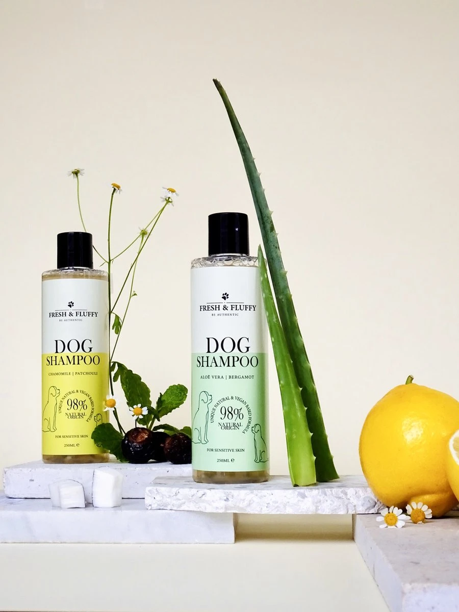 Fresh & Fluffy - Hondenshampoo Kamille / Patchouli - Geschikt Voor Alle Hondenrassen - Natuurlijk & Vegan Voor De Gevoelige Huid - 250ml 4 Fresh & Fluffy - Hondenshampoo Kamille / Patchouli - Geschikt Voor Alle Hondenrassen - Natuurlijk & Vegan Voor De Gevoelige Huid - 250ml - Afbeelding 2